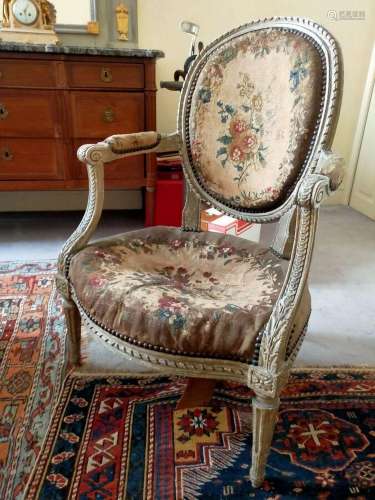 Deux fauteuils médaillon Louis XVI en bois laqué gris<br />
...