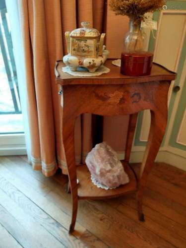 Petite table de salon en bois de placage<br />
Style Louis X...