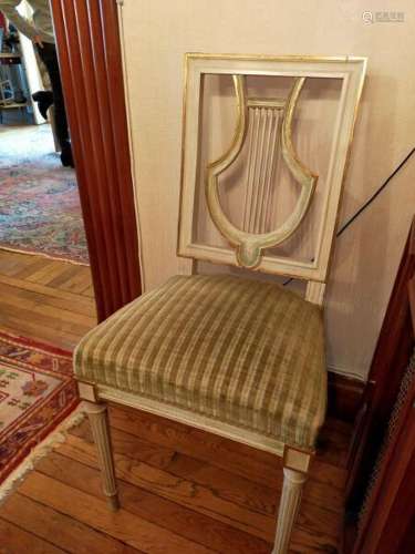Paire de chaises en bois laqué à dossier lyre<br />
Style Lo...