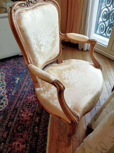 Suite de quatre fauteuils en bois naturel <br />
Style Louis...