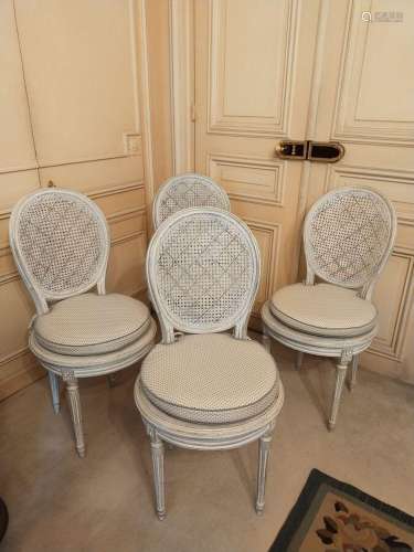 Quatre chaises de style Louis XVI en bois laqué blanc canné