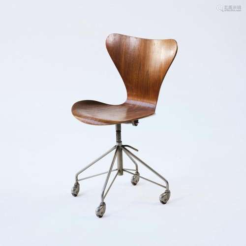 ARNE JACOBSEN,  3117  DESK CHAIR, 1955