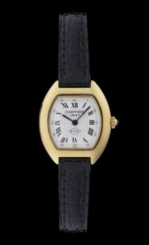 Cartier, Tortue, montre tonneau à quartz<br />
Cadran blanc ...