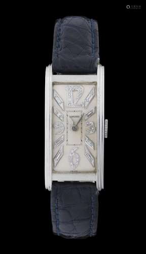 Longines, montre rectangulaire mécanique<br />
Cadran et aig...