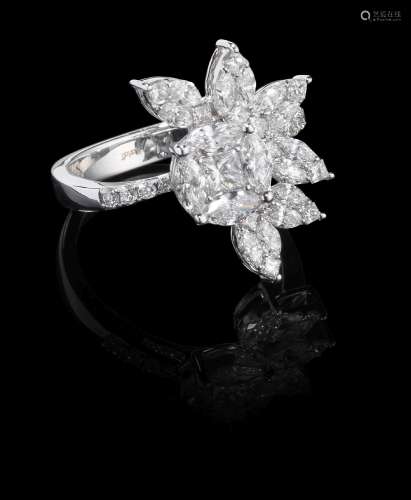 Korloff, bague fleur stylisée sertie de diamants taille prin...
