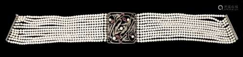 Collier tour de cou composé de onze rangs de perles (D env. ...