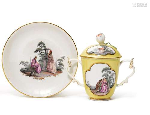 TASSE AU CHOCOLAT ET SOUS-TASSEMeissen, vers 1745.Sur fond j...