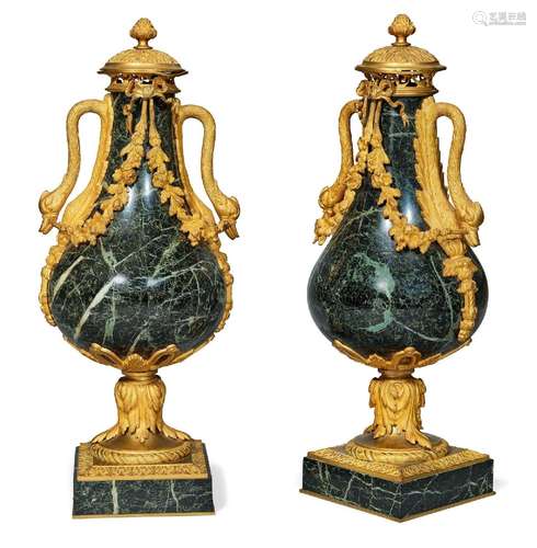 Paire de VASES ORNEMENTAUX AVEC MONTAGE EN BRONZE "AUX ...