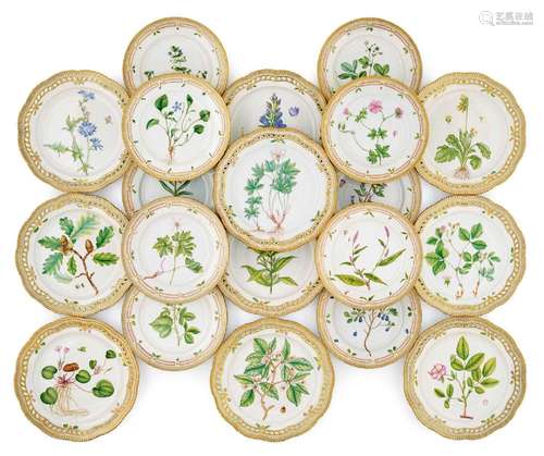 FLORA DANICA, 10 PLATS ET 10 ASSIETTESRoyal Copenhagen, vers...