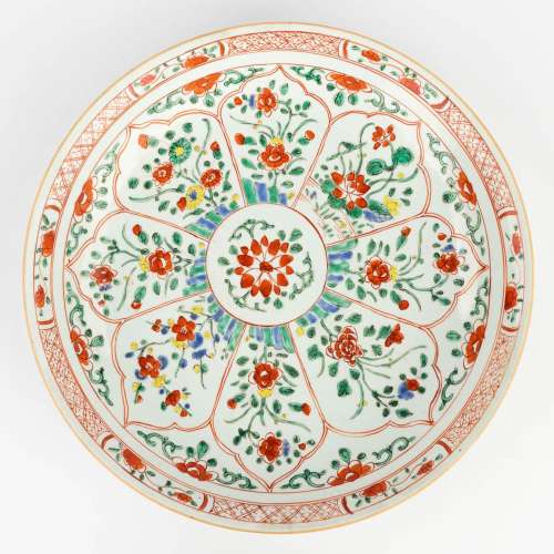 An antique Chinese plate with Famille Verte decor. 19th/20th...