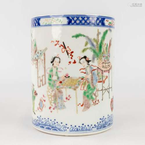 A Chinese porcelain brush pot, with a hand-painted decor of ...