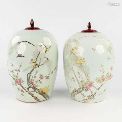 A pair of Chinese vases with wood lid, decorated with fauna ...