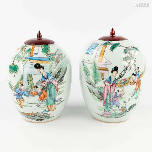 A pair of Chinese ginger jars with hand-painted decor. 20th ...