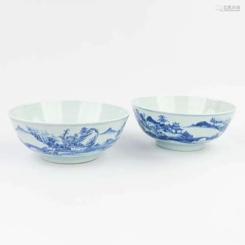 A pair of Chinese bowls made of blue-white porcelain. 18th/1...