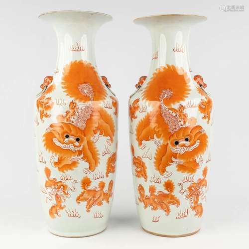 A pair of Chinese vases decorated with red Foo dogs. 19th/20...