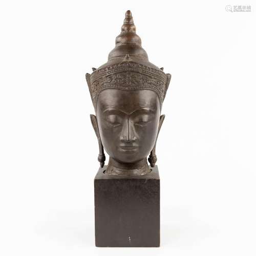A decorative bust of a buddha. 20th century. (L: 15 cm)