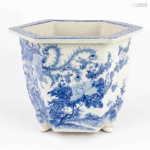A large Chinese cache-pot, Chinese porcelain with blue-white...