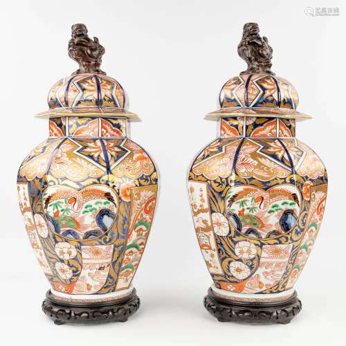 A pair of Japanese octagonal vases with lid, Imari, 19th/20t...