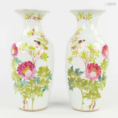 A pair of Chinese vases, Famille Rose. 19th/20th century. (H...