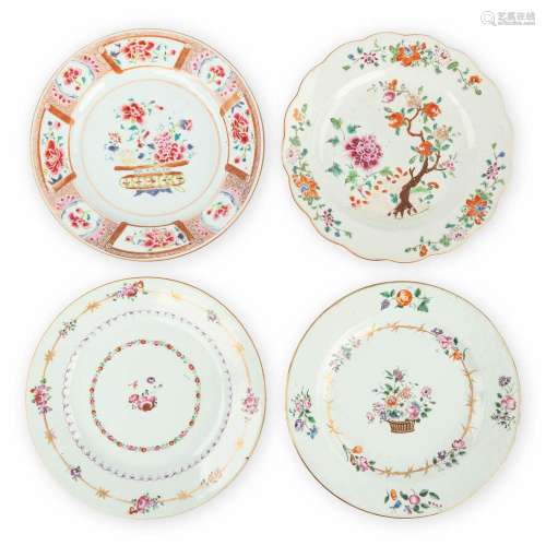 A set of 4 Chinese plates with Famille Rose decor. 19th/20th...