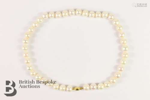 Freshwater pearl necklace. The necklace set with 41 pearls
