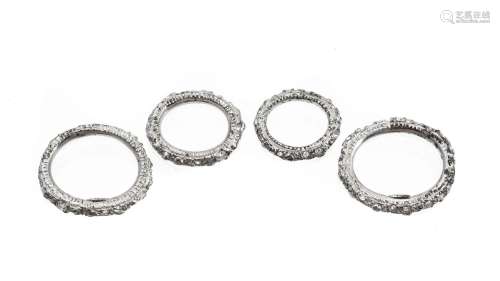 Chanel, set de 4 bagues d'ongles en métal argenté et strass ...