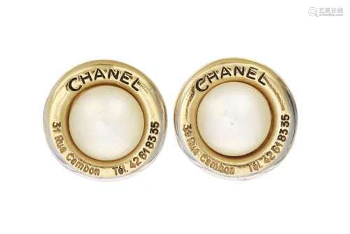 Chanel, clip d'oreilles '31 rue Cambon' en métal doré serti ...