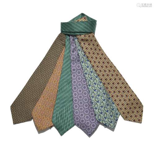 Hermès, 6 cravates en soie à motif de mors à filet et étrier...