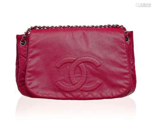 Chanel, sac à rabat CC Accordéon en cuir rouge, double bando...