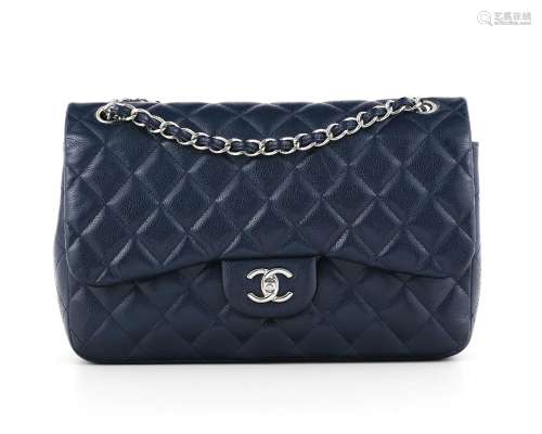 Chanel, sac Timeless à double rabat en cuir caviar bleu mari...