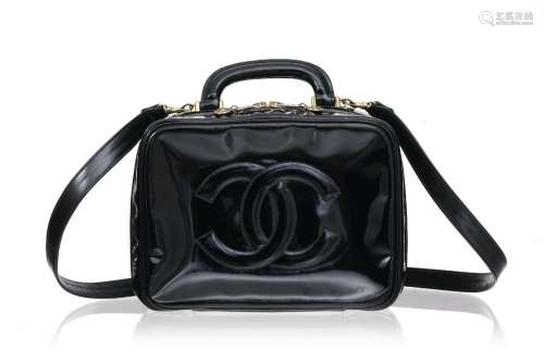 Chanel, sac Vanity beauty case en cuir vernis noir, rabats d...