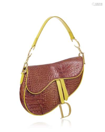 Dior, sac Saddle en cuir havane pressé croco, bords, finitio...