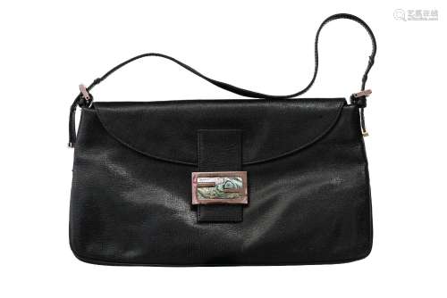 Fendi, grand sac Baguette avec rabat arrondi en cuir noir, f...