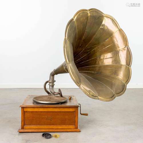 Pathé, an antique gramophone with a copper horn. (L: 45 x W:...