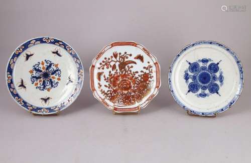 Japon, XIXe - XXe siècle. Trois assiettes   en porcelaine : ...