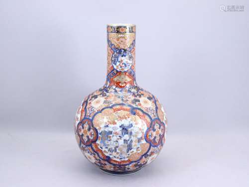 Japon, début du XXe siècle. Grand vase bouteille   en porcel...