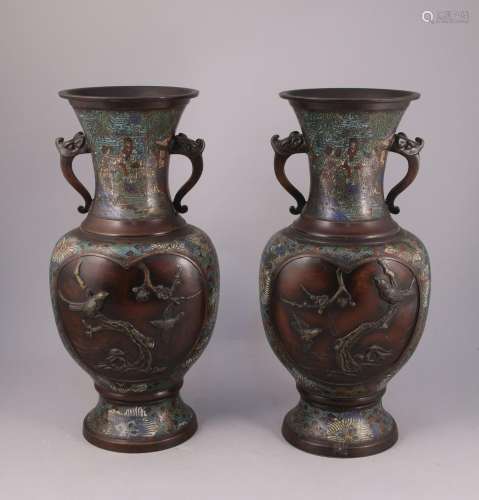 Japon, vers 1900. Paire de vases   en bronze à décor d'émaux...