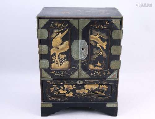 Japon, début du XXe siècle. Petit cabinet  en bois laqué noi...