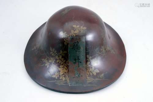 Japon, époque Meiji (1868-1912). Jingasa   en laque brun déc...