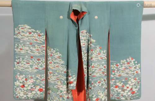 Japon, XXe siècle. Kimono de cérémonie  En soie, au décor de...
