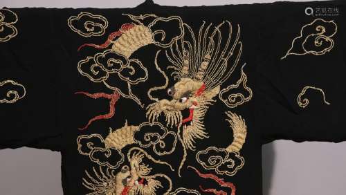 Japon, moderne. Kimono   en soie noire brodé aux fils dorés ...
