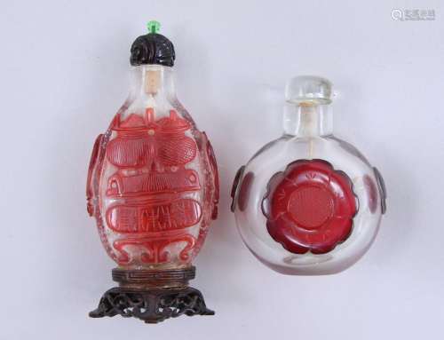 Chine, XIXe siècle. Deux flacons tabatières   en verre overl...