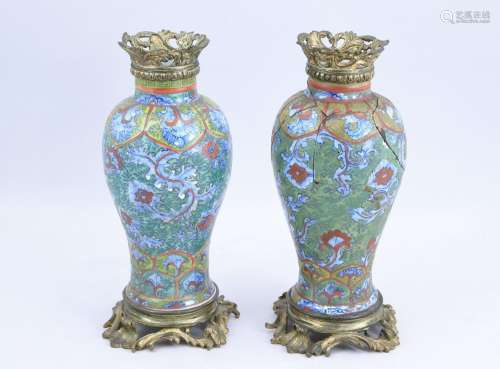 Chine, époque Kangxi (1662-1722). Paire de vases balsutres  ...