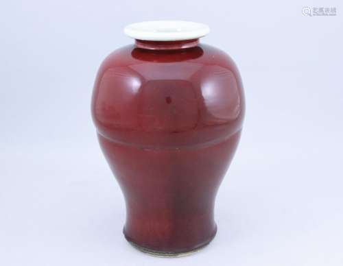 Chine XVIIIe-XIXe siècle.  Vase sang-de-bœuf de forme Meipin...