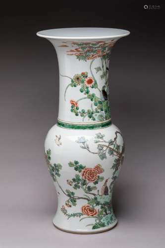 Chine, début du XXe siècle.  Vase de forme Yanyan   en porce...