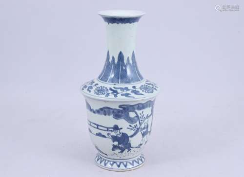 Chine, début du XXe siècle.  Petit vase,  en porcelaine au l...