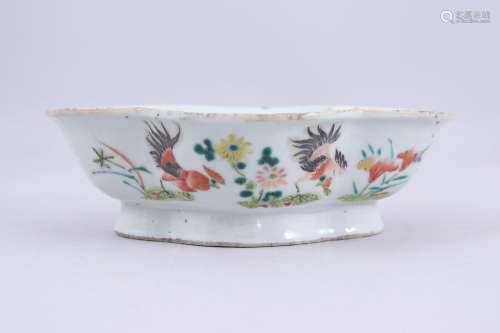 Chine, vers 1900. Coupelle polylobée   en porcelaine émaillé...