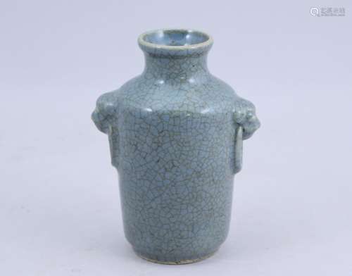 Chine, XIXe siècle. Petit vase,  en céramique bleu-gris déco...