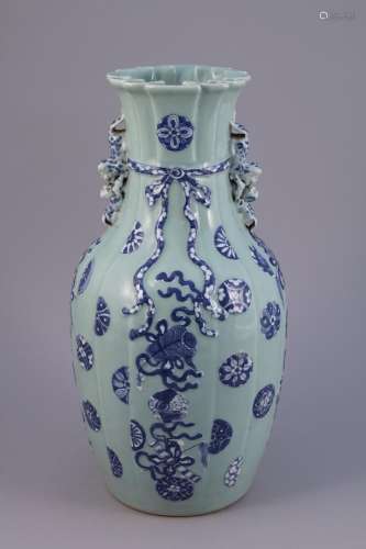 Chine, Canton, fin du XIXe Vase côtelé de forme balustre   e...