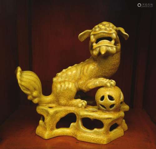 Chine Chien de Phô  en céramique craquelée  jaune.  Haut. 23...